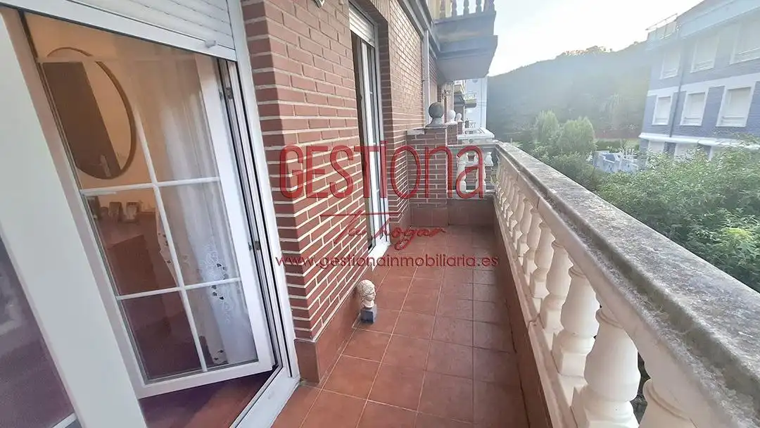Terrasse von Erdgeschoss zum Verkauf in Castro-Urdiales mit Heizung, Privatgarten und Terrasse
