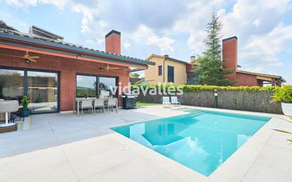 Vista exterior de Casa o xalet en venda en La Roca del Vallès amb Aire condicionat, Calefacció i Jardí privat
