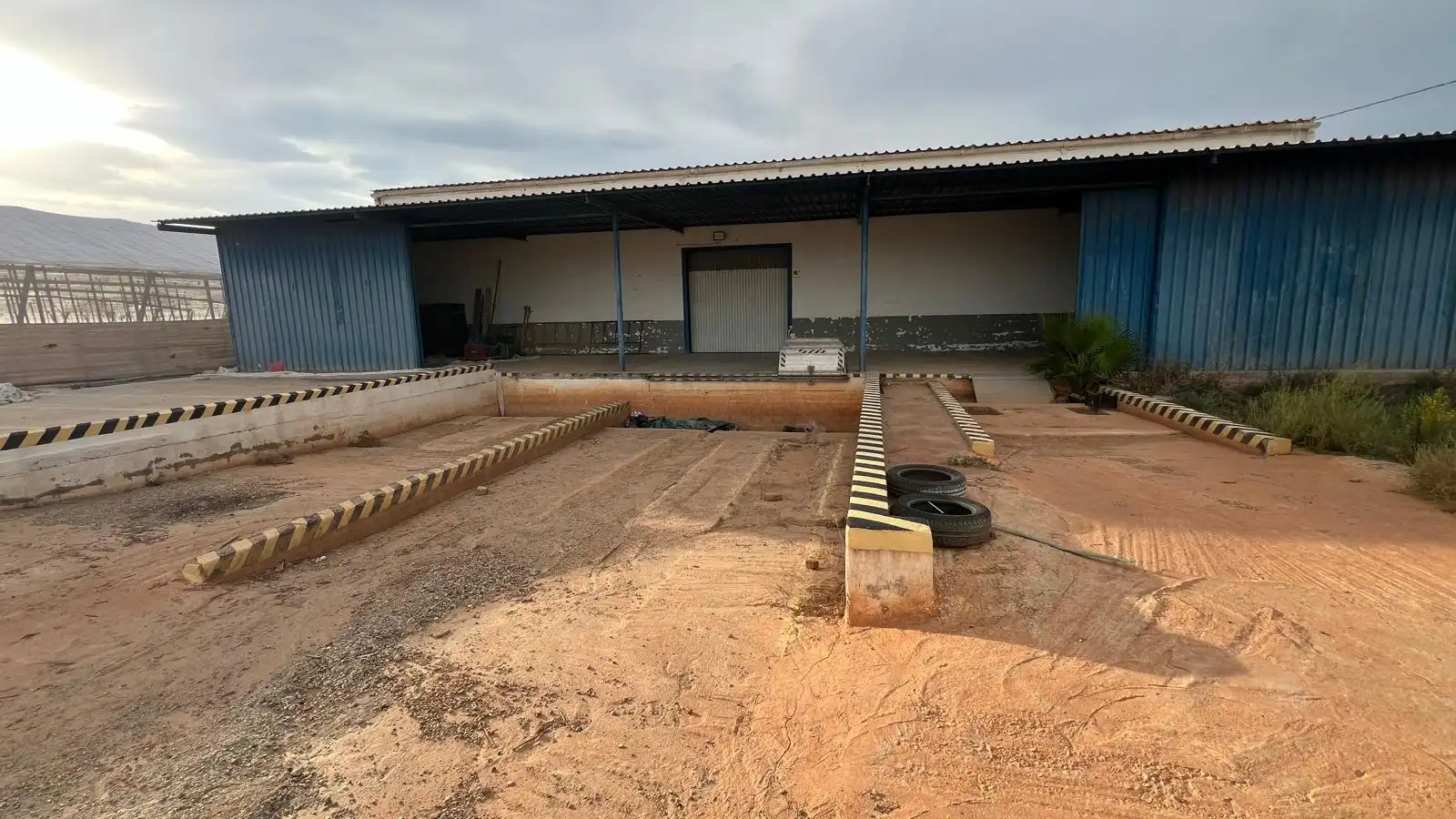 Vista exterior de Nau industrial en venda en Almería