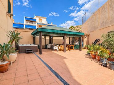 Casa aparellada amb piscina en venda a Calle Juan Sebastián Elcano
