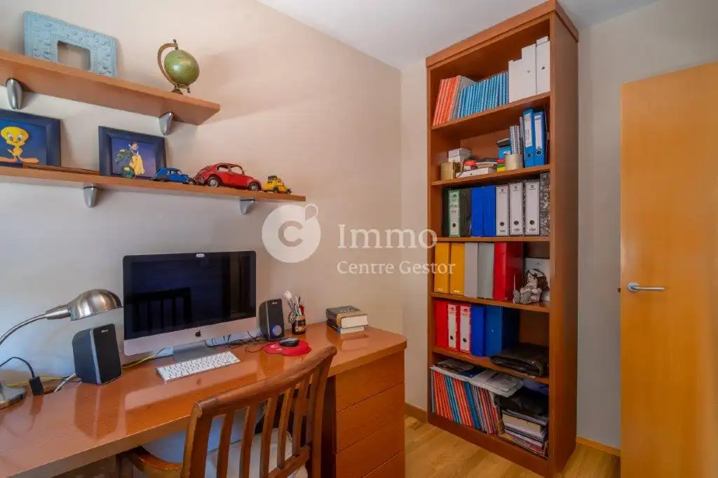 Schlafzimmer von Einfamilien-Reihenhaus zum Verkauf in Lleida mit Klimaanlage, Heizung und Privatgarten