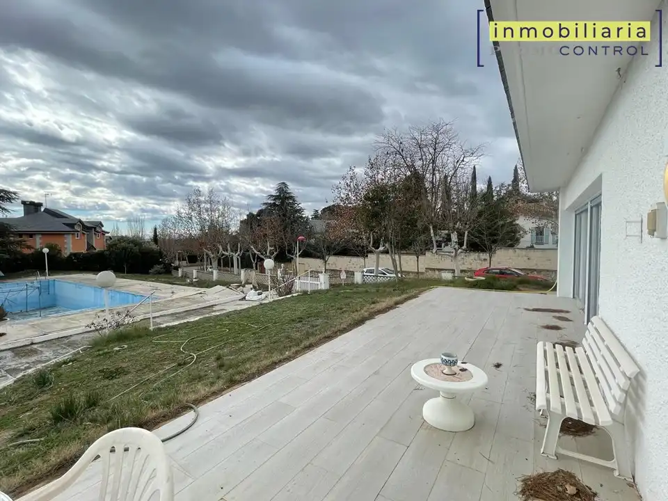 Chalet con terraza en venta en Calle Río Aragón 4, imagen 2