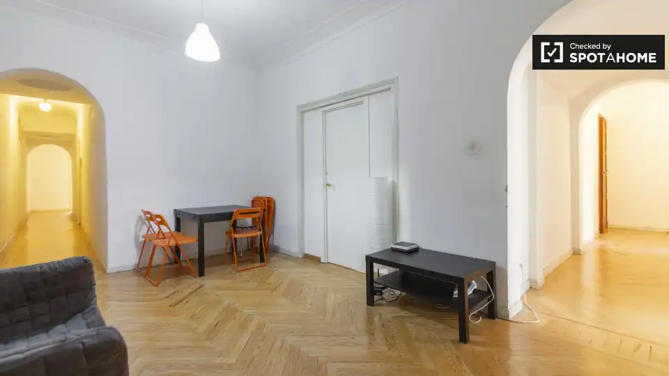 Flat for rent in Madrid  with Air Conditioner, Heating and Furnished