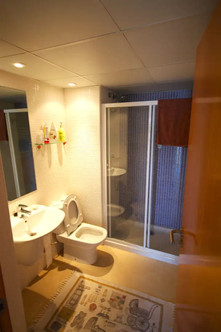 Badezimmer von Wohnungen zum Verkauf in L'Escala mit Klimaanlage, Heizung und Terrasse