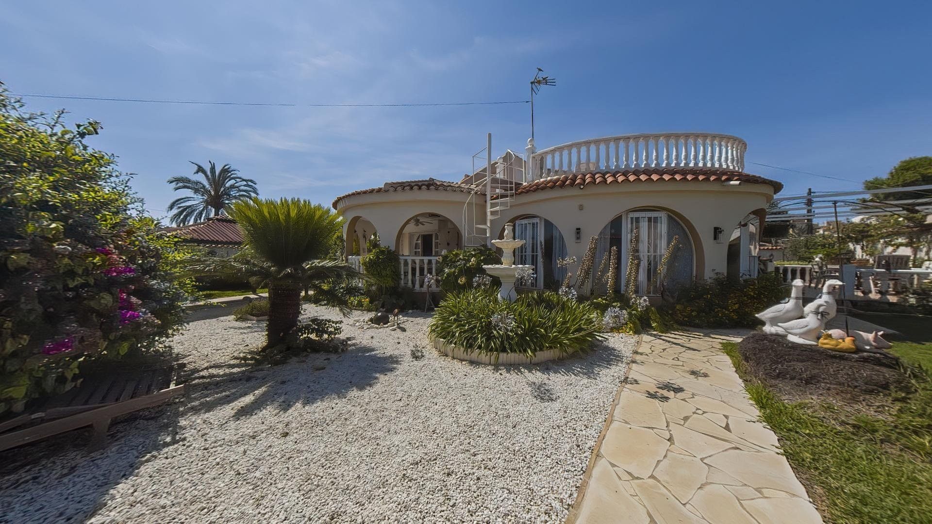 Vista exterior de Casa o xalet en venda en Torrevieja amb Aire condicionat, Terrassa i Moblat
