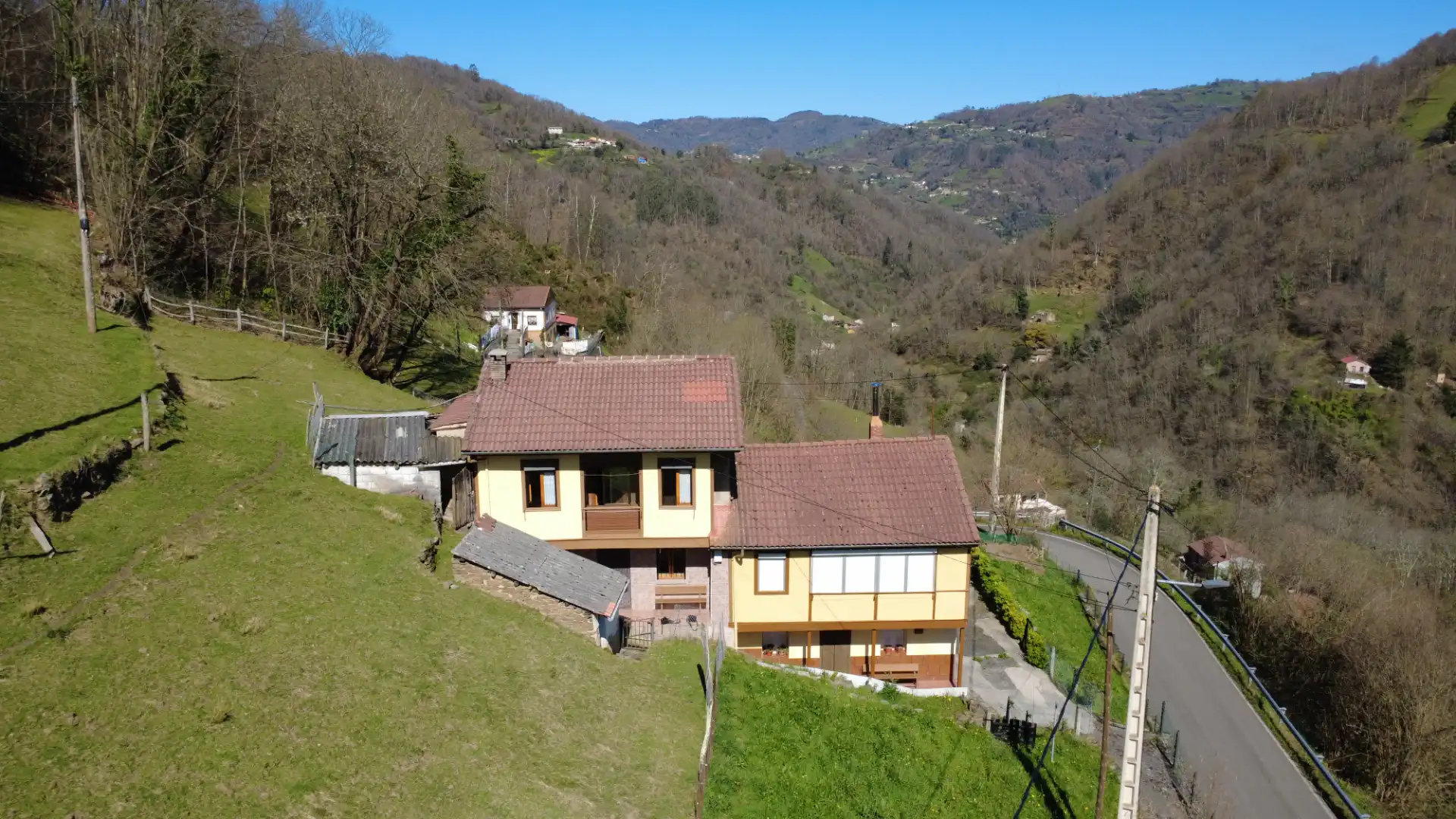 Vista exterior de Casa o chalet en venta en San Martín del Rey Aurelio con Jardín privado, Amueblado y Balcón