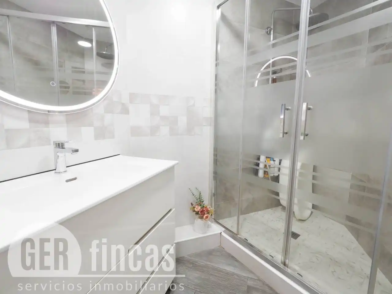 Bathroom of Flat for sale in Rubí  with Air Conditioner, Heating and Parquet flooring