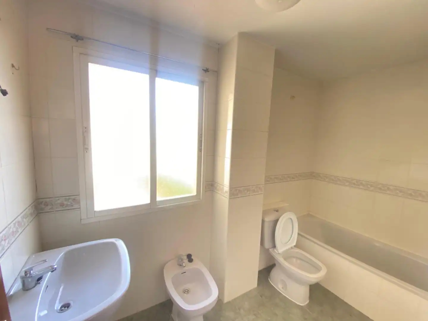 Baño de Casa adosada de alquiler en Huétor Vega con Aire acondicionado, Calefacción y Terraza