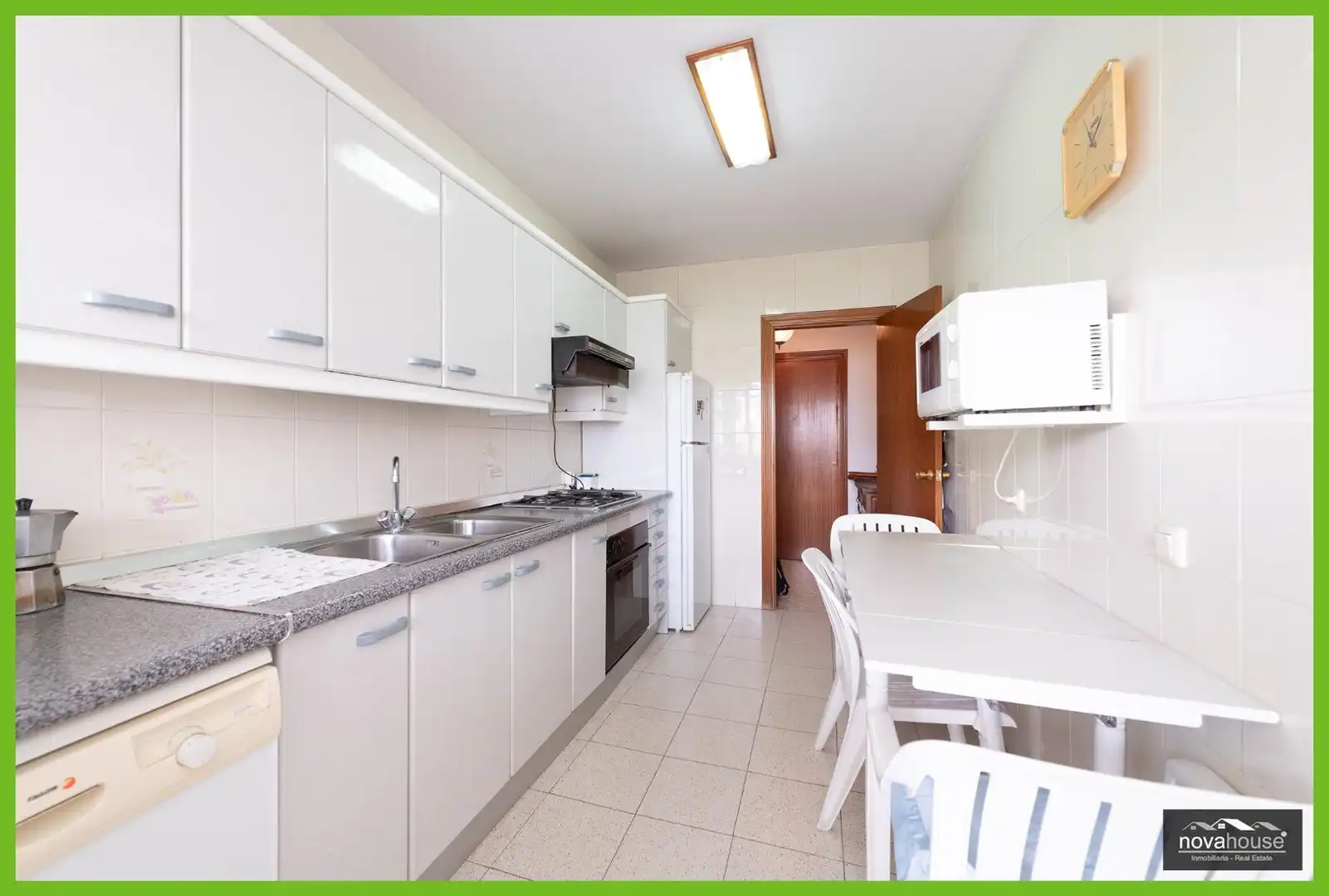 Küche von Wohnung zum Verkauf in Rincón de la Victoria mit Terrasse, Abstellraum und Balkon