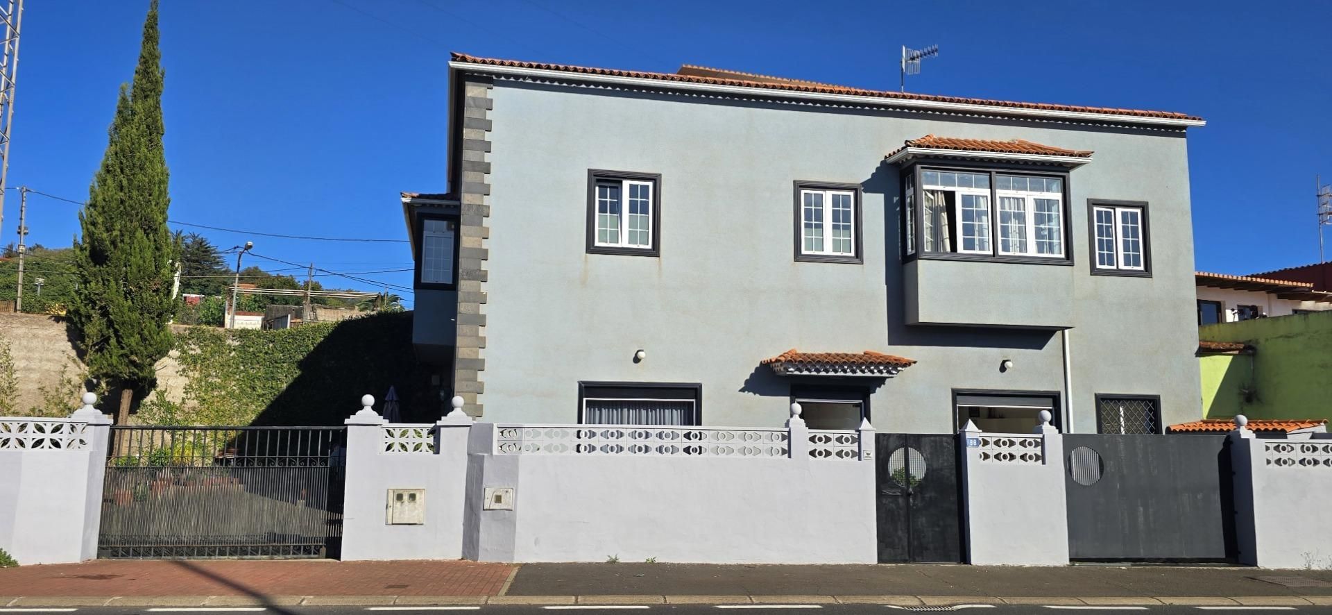 Vista exterior de Casa o xalet en venda en El Rosario amb Jardí privat, Terrassa i Traster