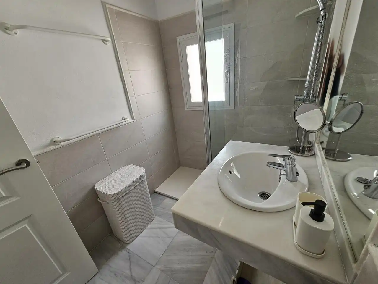 Bany de Apartament de lloguer en Jerez de la Frontera amb Aire condicionat i Moblat