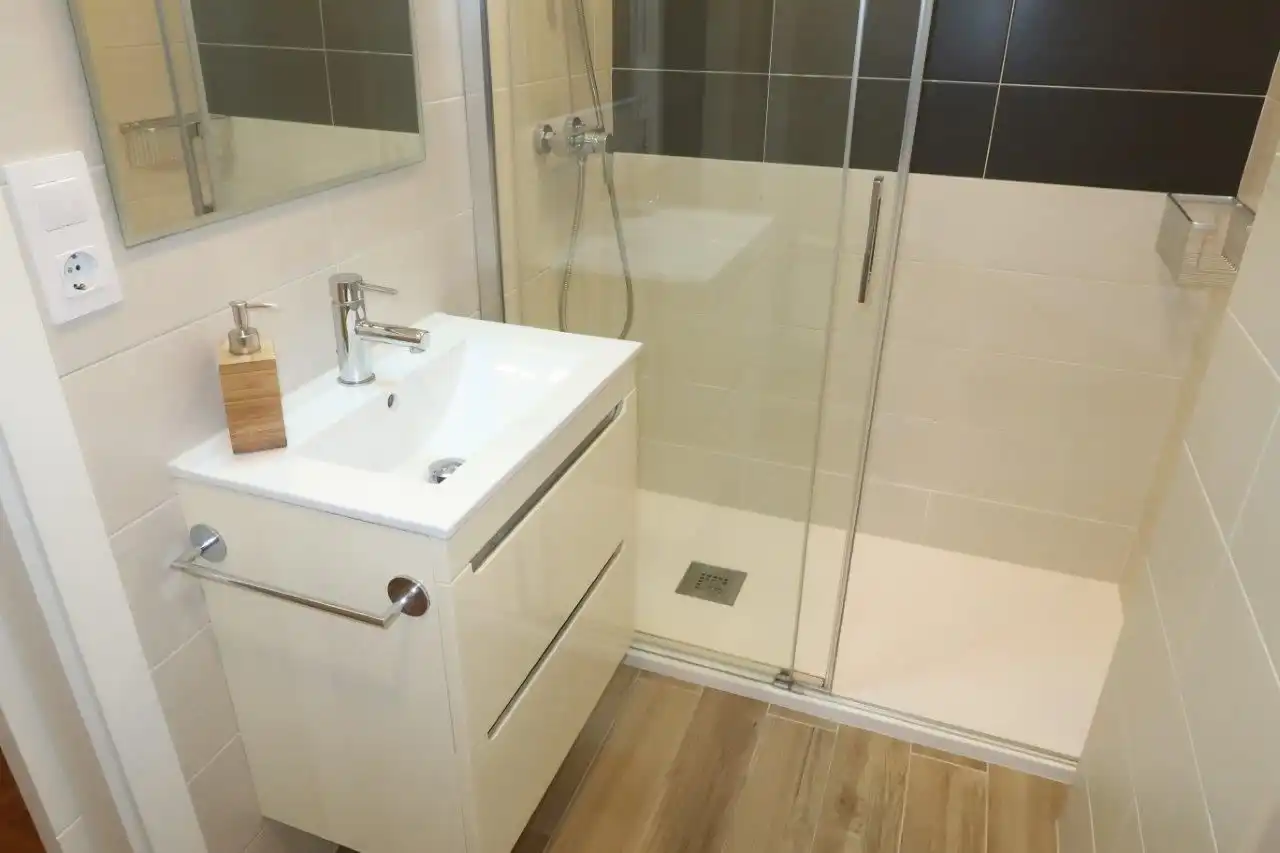 Bany de Pis en venda en A Coruña Capital  amb Aire condicionat, Calefacció i Parquet
