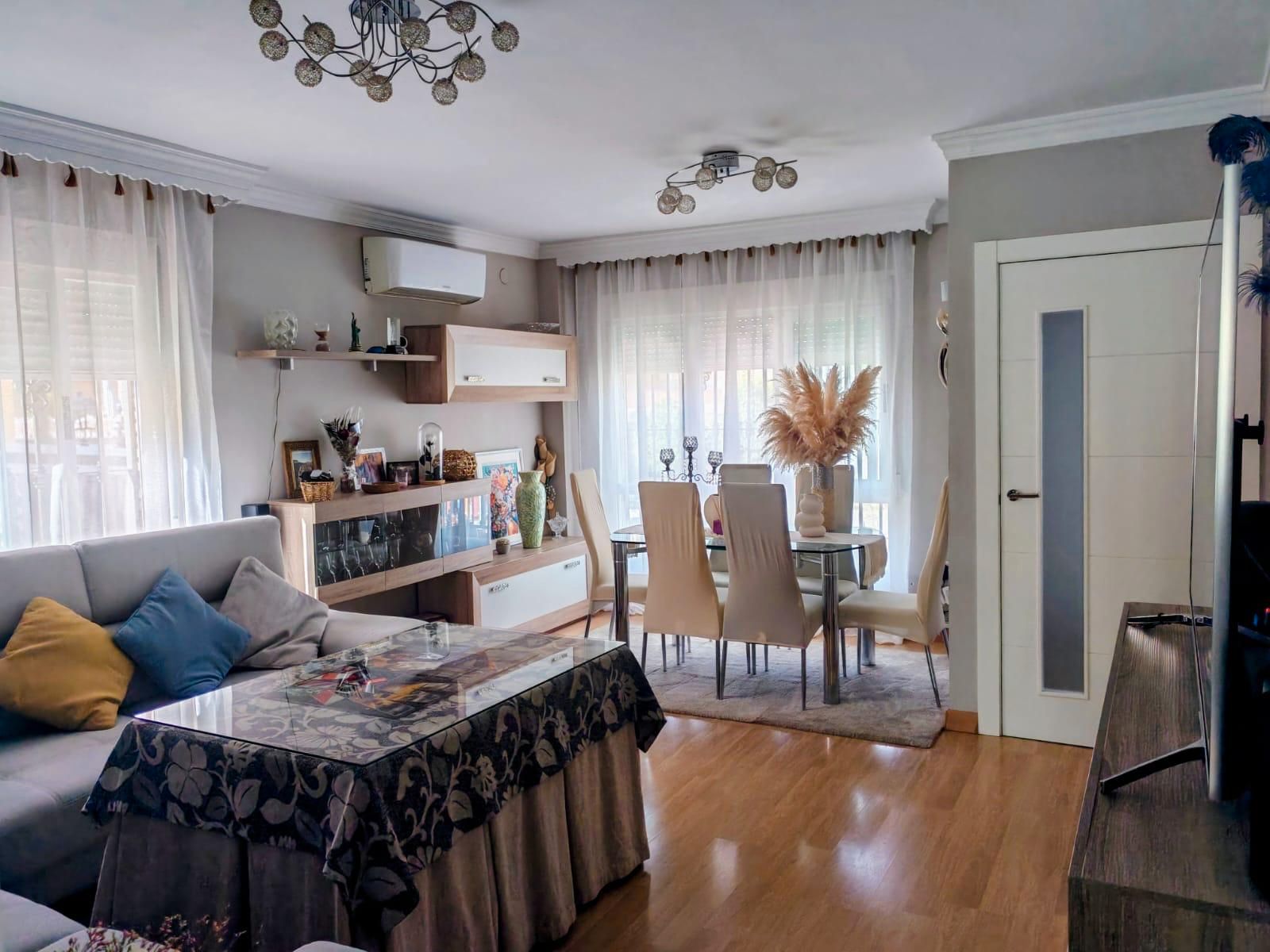 Menjador de Casa adosada en venda en Churriana de la Vega amb Terrassa