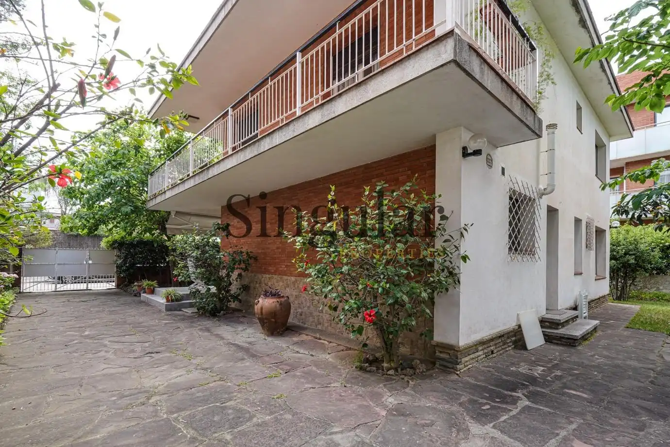 Vista exterior de Casa o xalet en venda en Castelldefels amb Jardí privat i Terrassa