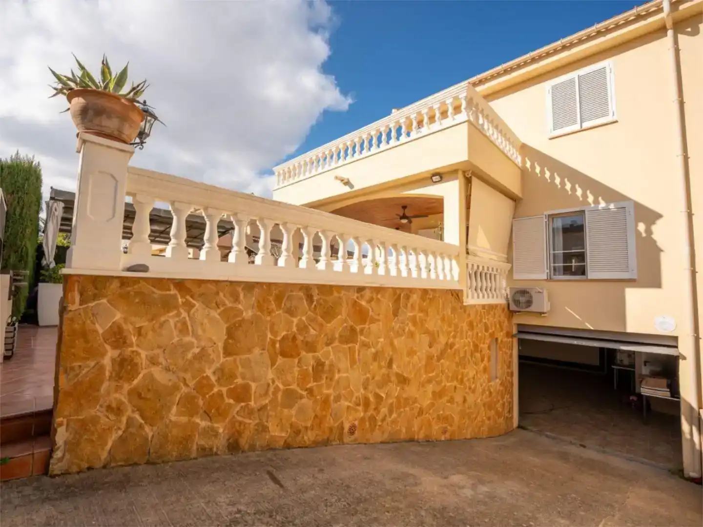 Vista exterior de Casa o xalet en venda en Marratxí amb Aire condicionat, Piscina i Balcó