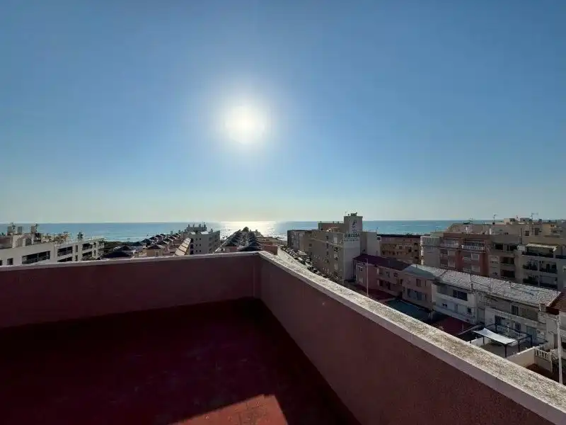Vista exterior de Apartament en venda en Torrevieja amb Aire condicionat, Moblat i Piscina comunitària