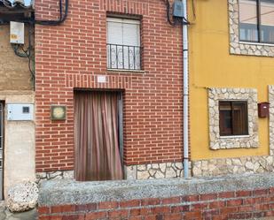 Vista exterior de Casa o xalet en venda en Torrelobatón amb Jardí privat, Parquet i Terrassa