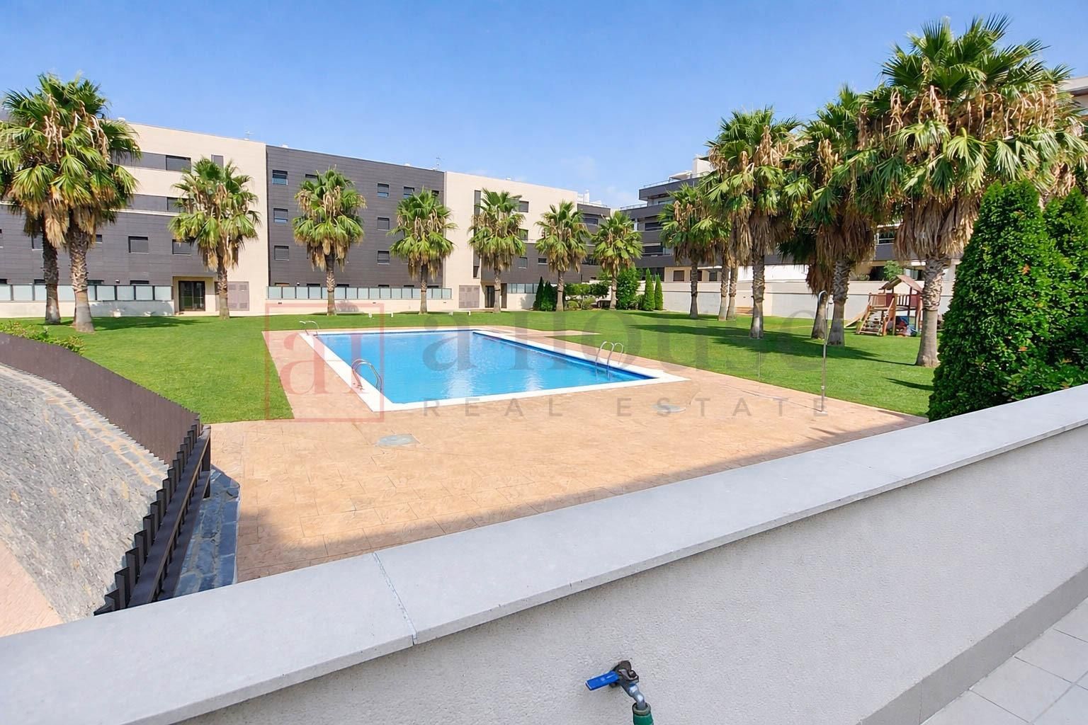 Piscina de Planta baixa en venda en Vilanova i la Geltrú amb Aire condicionat, Jardí privat i Terrassa