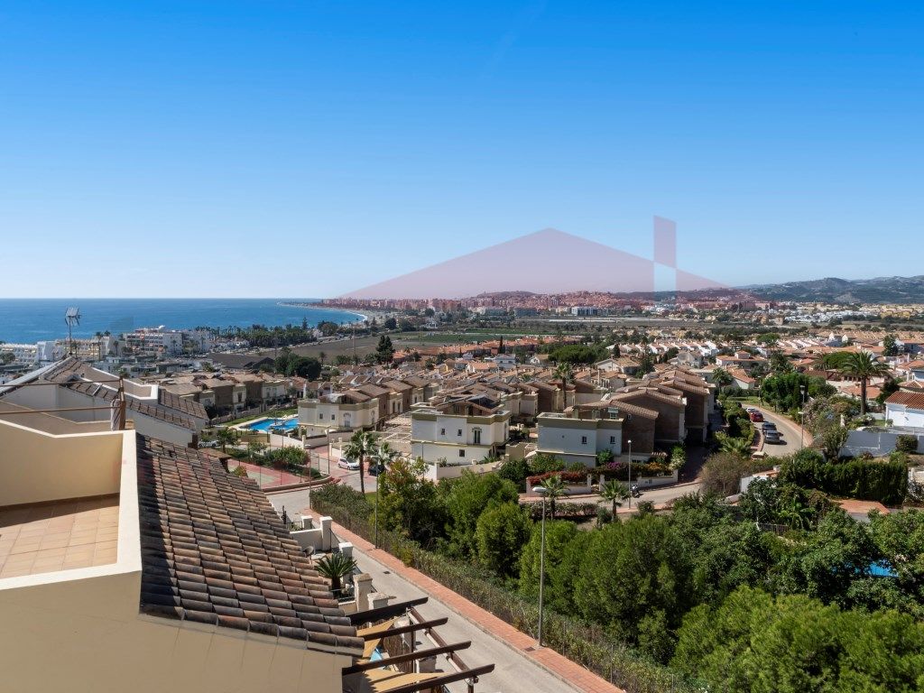 Exterior view of Single-family semi-detached for sale in Vélez-Málaga  with Terrace, Swimming Pool and Community pool