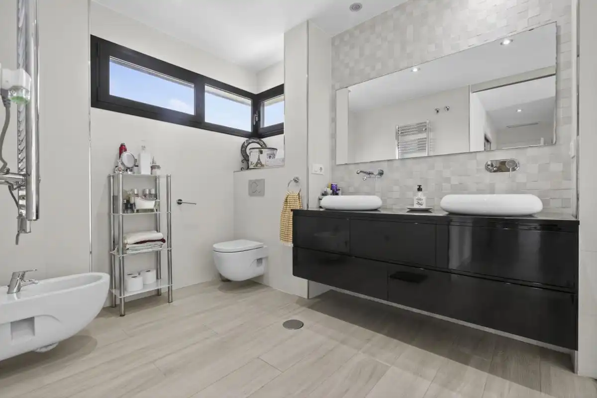 Baño de Casa o chalet en venta en Bormujos con Aire acondicionado, Calefacción y Jardín privado