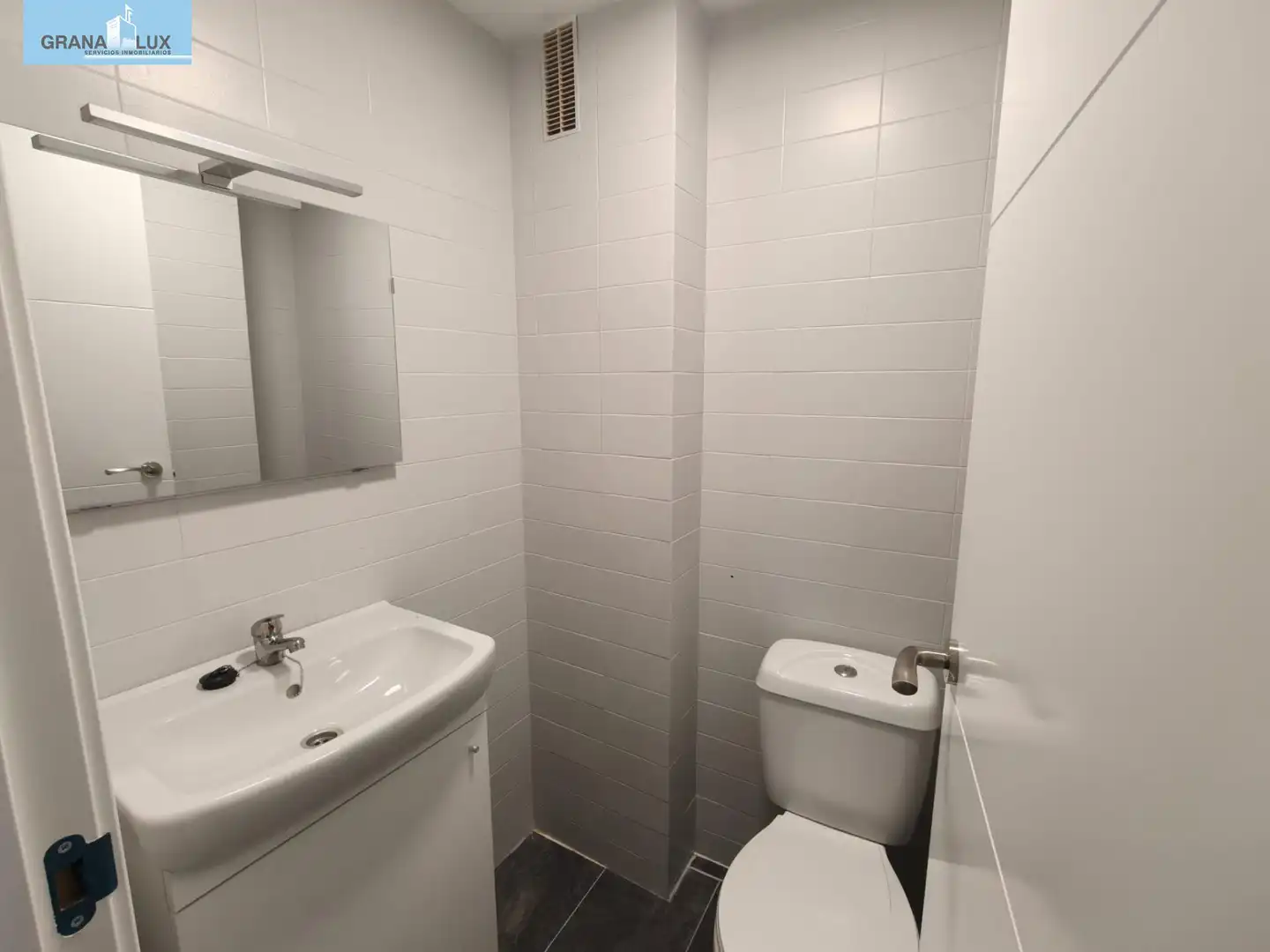 Bathroom of Flat for rent in Granada  with Terrace