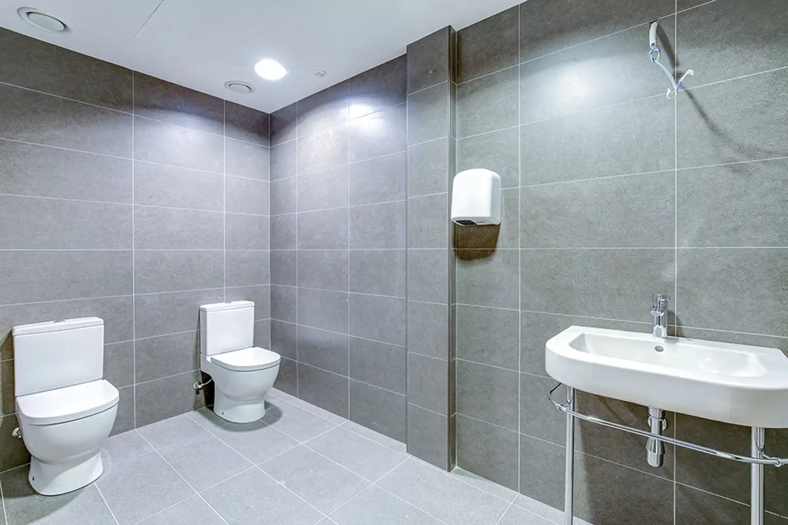 Badezimmer von Gebäude zur Miete in Barcelona mit Alarm