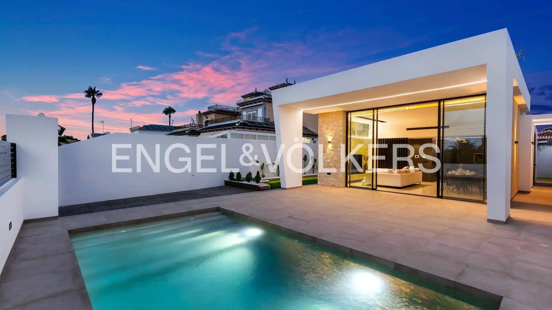 Vista exterior de Casa o xalet en venda en Torrevieja amb Aire condicionat, Calefacció i Jardí privat