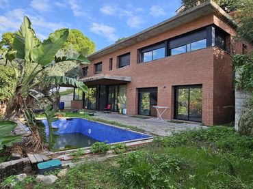 Chalet con piscina en venta en Avenida CARLES TOLRA