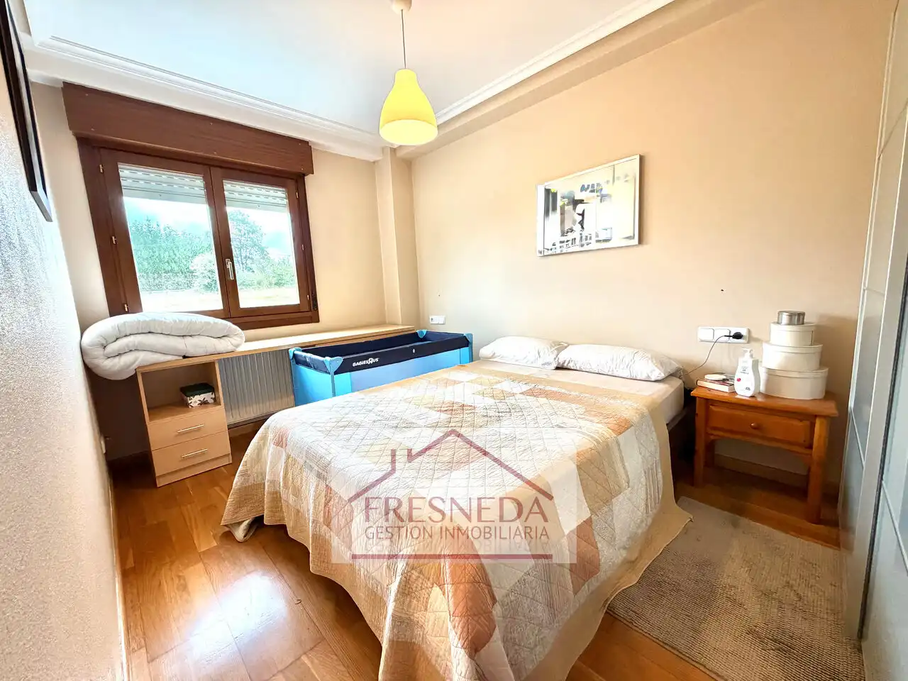 Dormitori de Casa adosada en venda en Siero amb Calefacció, Jardí privat i Parquet