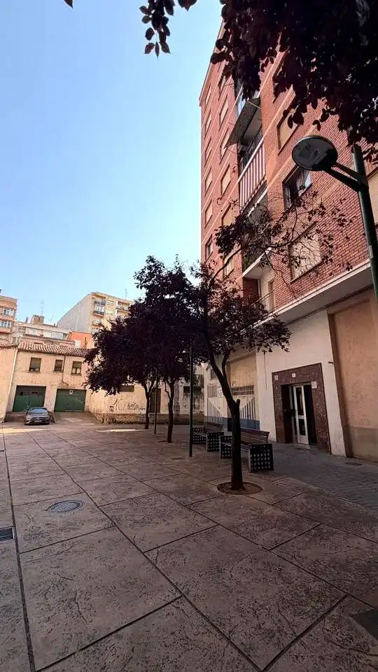 Vista exterior de Piso en venta en  Logroño con Calefacción, Terraza y Amueblado