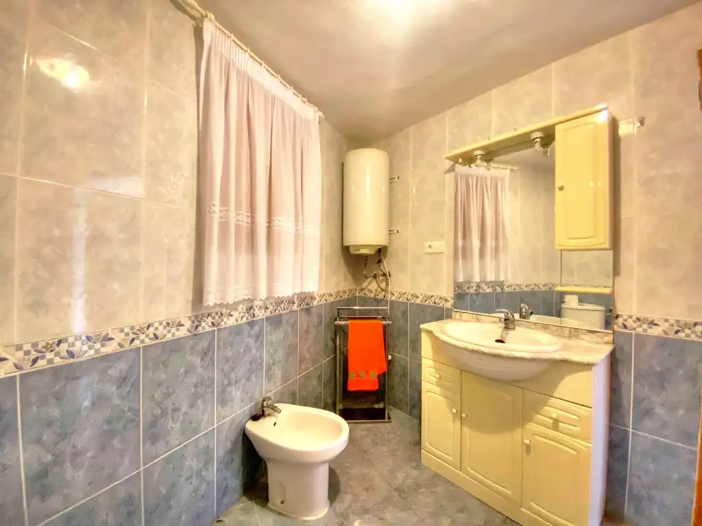 Baño de Finca rústica en venta en Salares con Terraza, Trastero y Amueblado