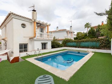 Casa amb piscina en venda a Calle Azahar 15