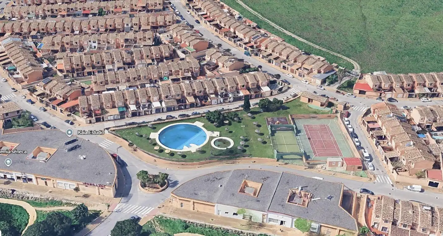 Vista exterior de Casa adosada en venta en Algeciras con Jardín privado y Piscina comunitaria