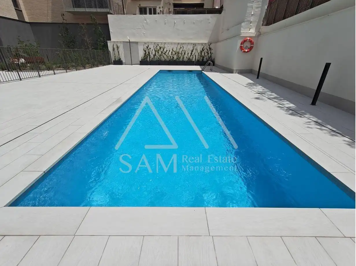 Piscina de Piso en venta en Barcelona con Calefacción, Terraza y Balcón