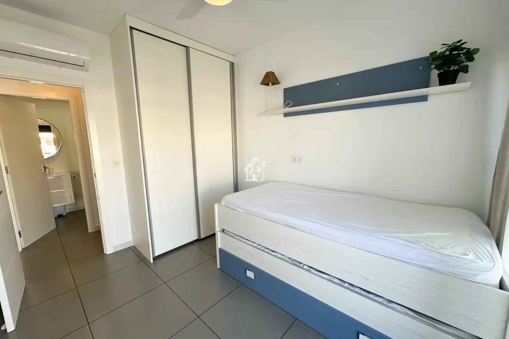 Dormitori de Apartament de lloguer en Pilar de la Horadada amb Aire condicionat, Terrassa i Piscina