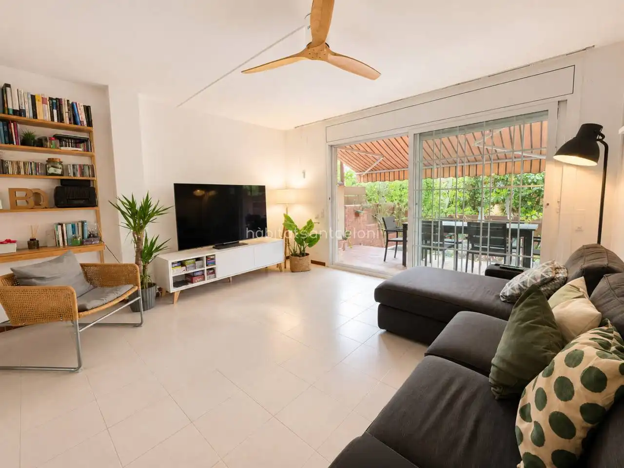 Sala d'estar de Casa adosada en venda en Cerdanyola del Vallès amb Calefacció, Jardí privat i Piscina comunitària