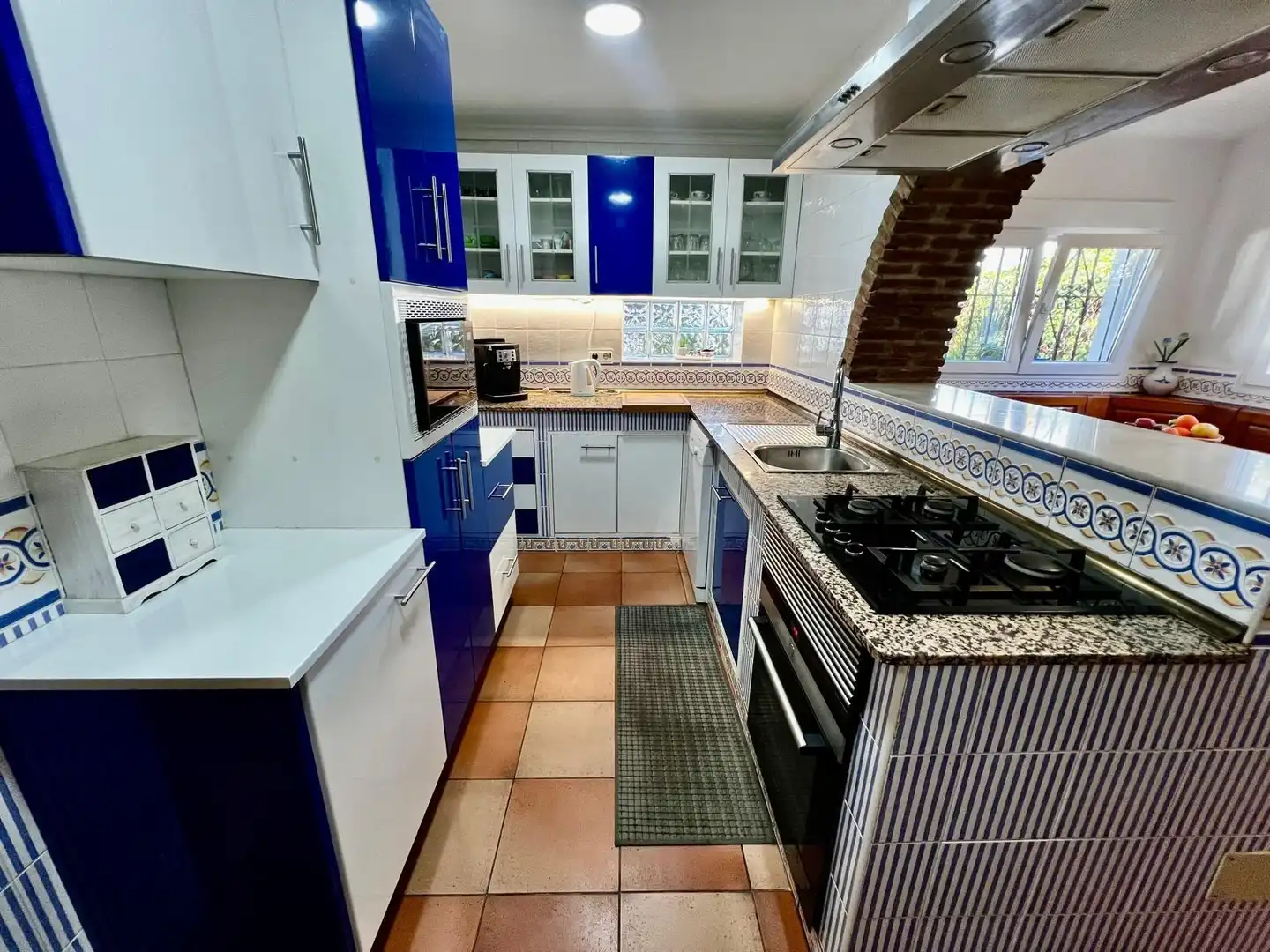 Cuina de Casa o xalet en venda en Málaga amb Aire condicionat, Calefacció i Jardí privat
