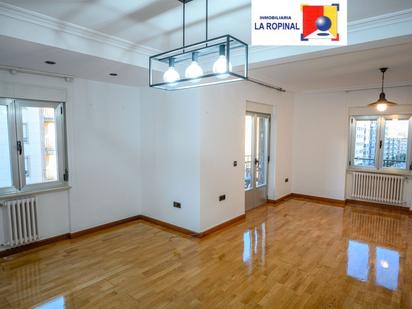 Living room of Flat for sale in Salamanca Capital  with Air Conditioner, Heating and Parquet flooring