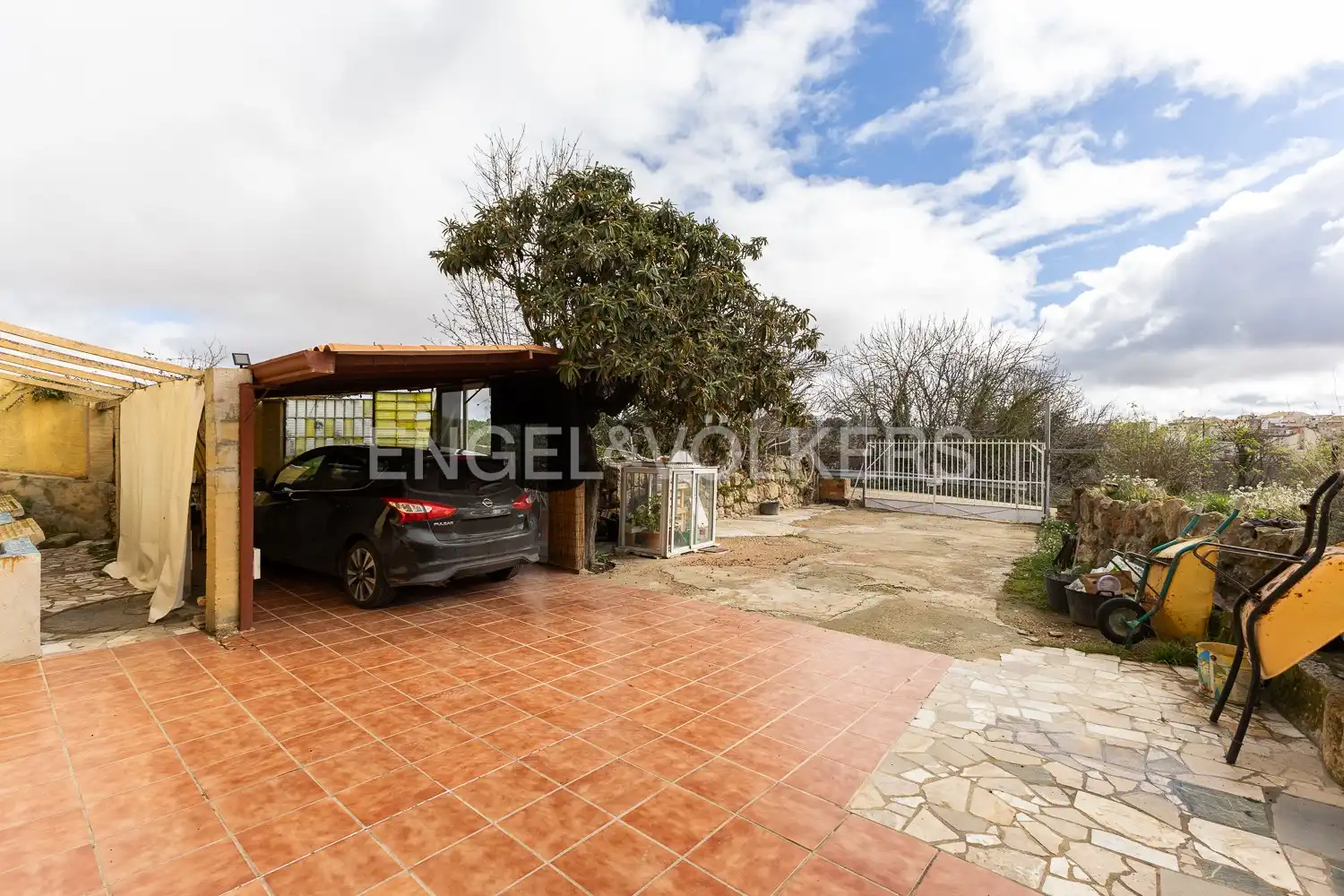 Vista exterior de Finca rústica en venda en Requena amb Aire condicionat, Calefacció i Jardí privat