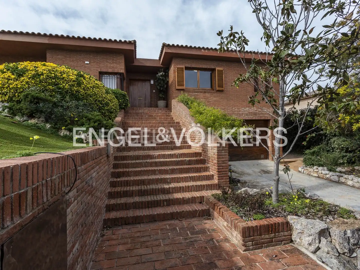 Vista exterior de Casa o xalet en venda en Vilanova i la Geltrú amb Calefacció, Jardí privat i Terrassa