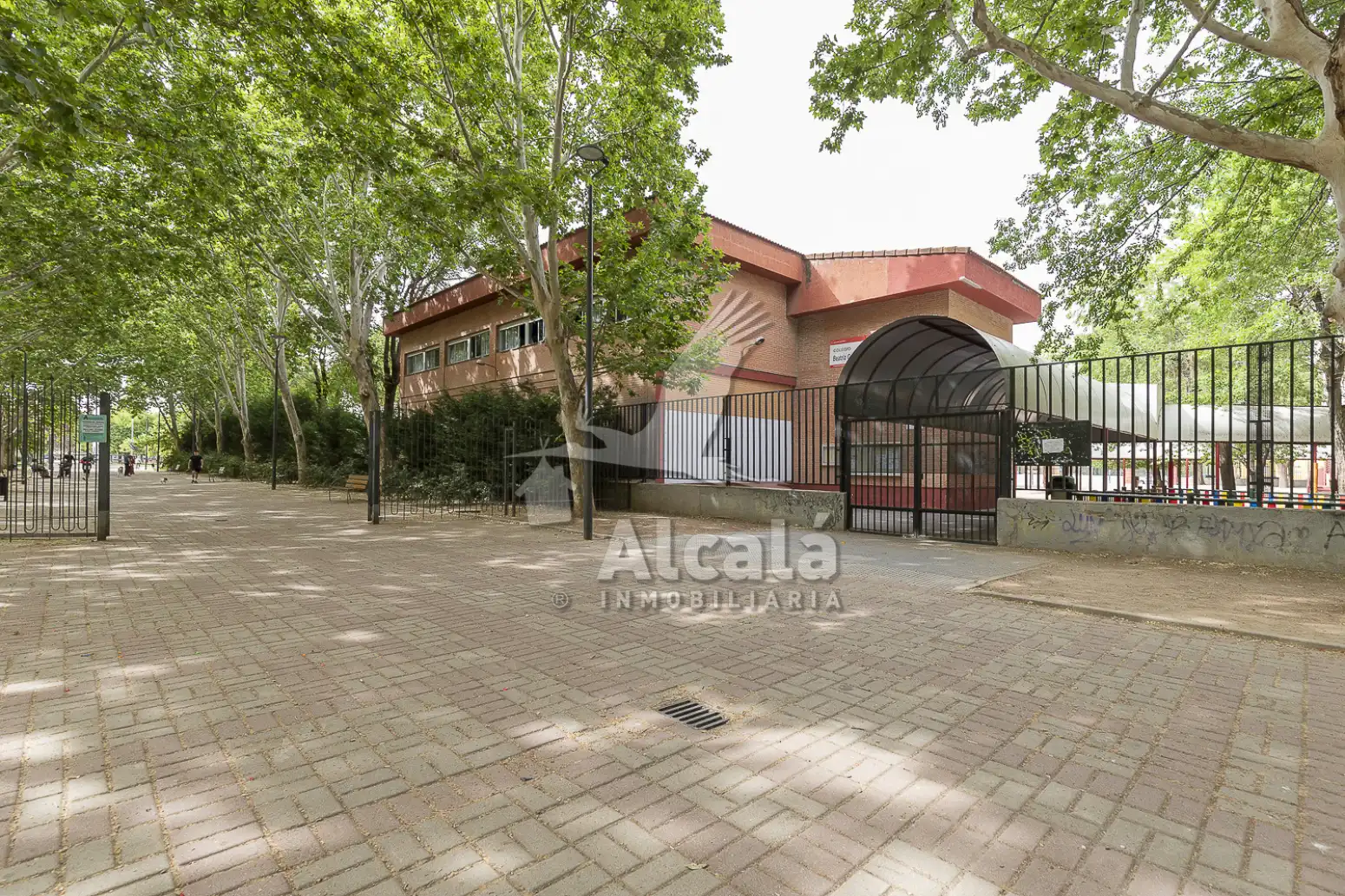 Vista exterior de Pis en venda en Alcalá de Henares amb Calefacció
