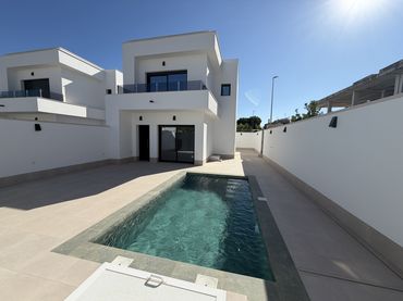 House with pool for sale in Calle Los Olmos