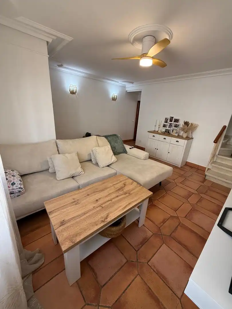 Sala d'estar de Casa o xalet en venda en Utrera amb Aire condicionat, Jardí privat i Balcó