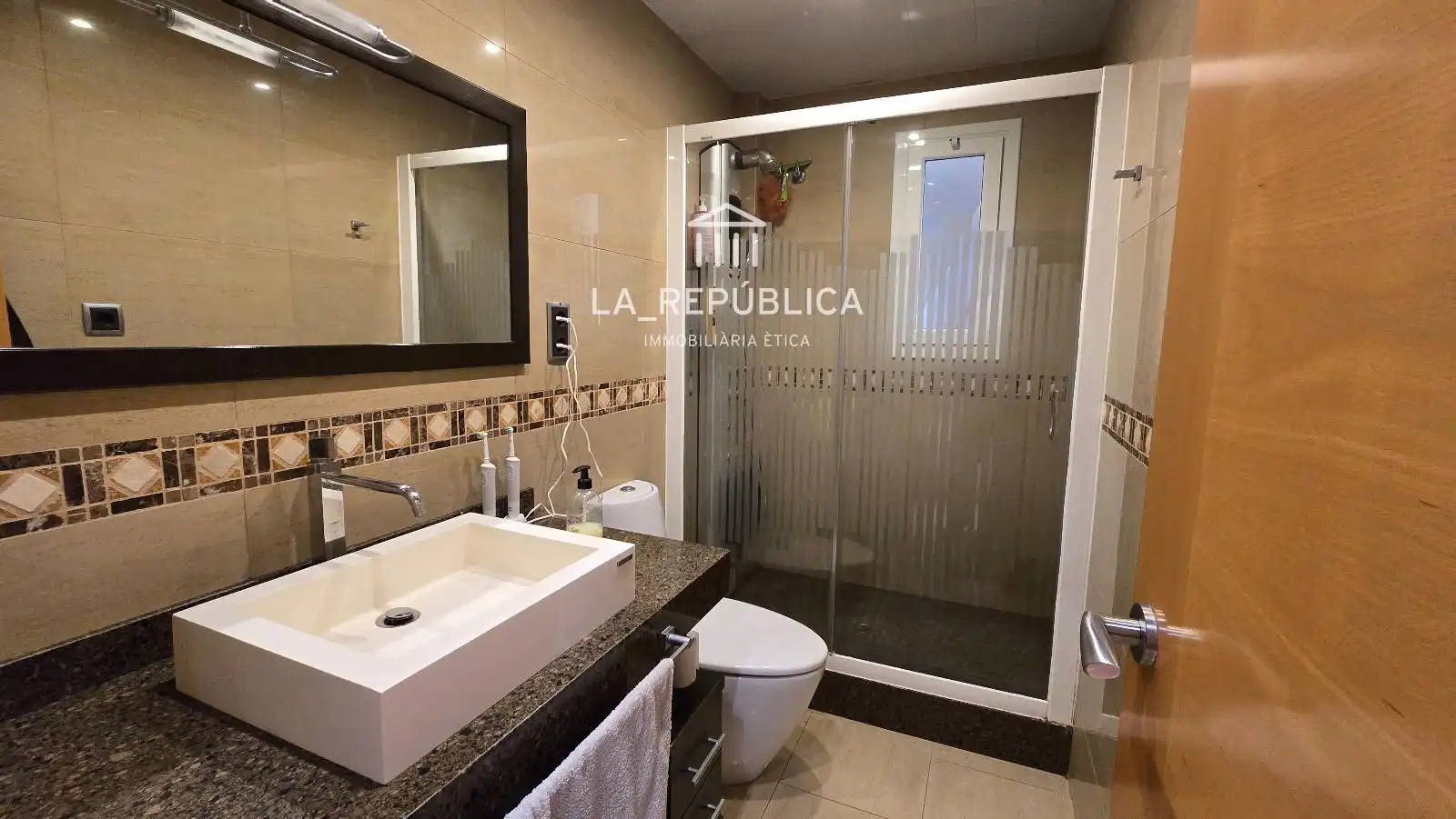 Bathroom of Flat for sale in Barcelona  with Air Conditioner