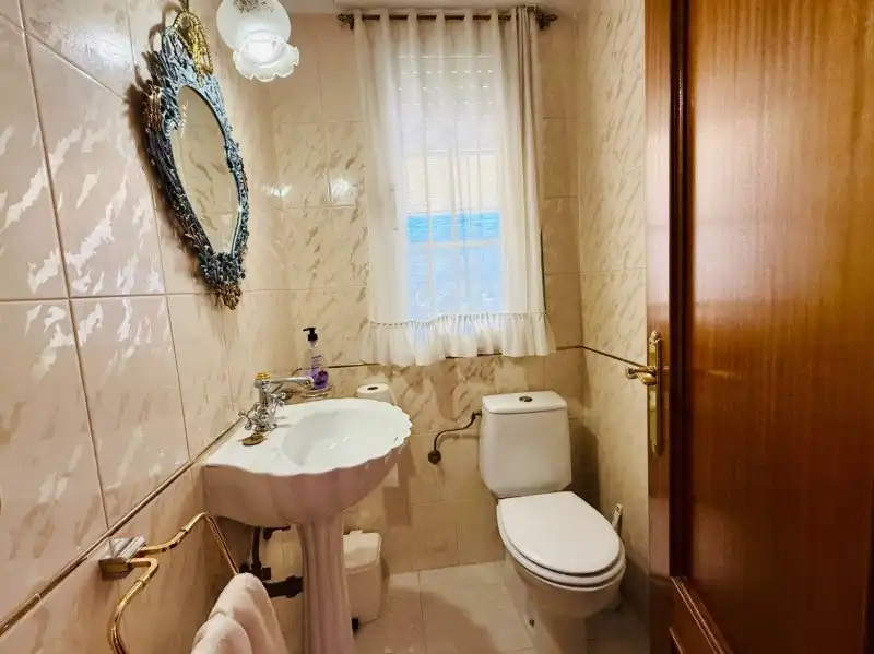 Bany de Casa o xalet en venda en El Espinar amb Calefacció, Jardí privat i Parquet