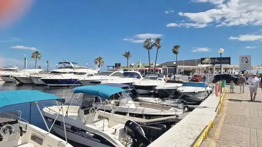 Parking de Piso en venta en Marbella con Aire acondicionado, Calefacción y Jardín privado