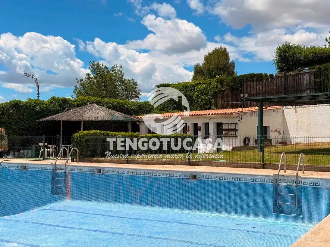 Piscina de Casa o chalet en venta en Bargas con Aire acondicionado, Calefacción y Jardín privado