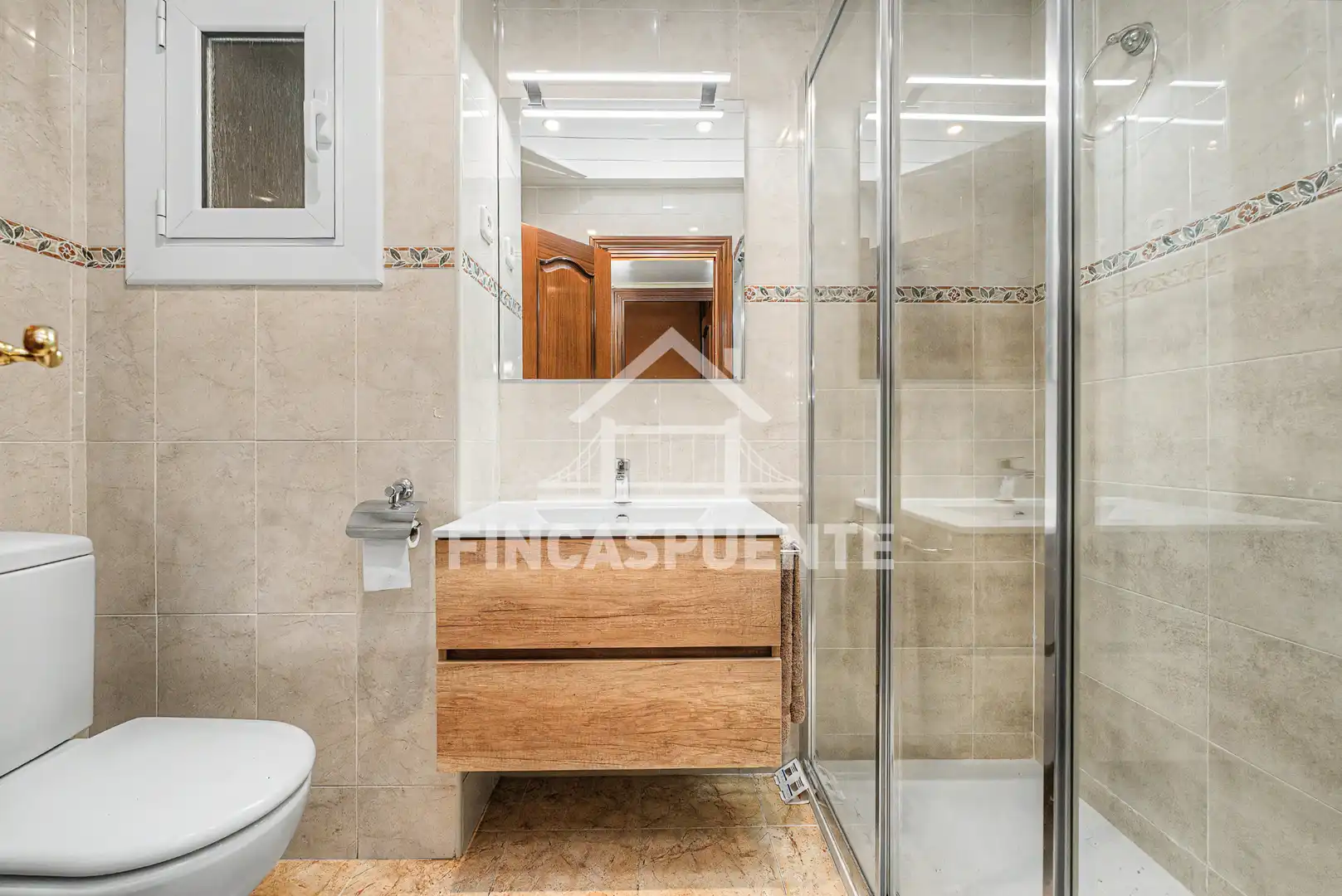 Badezimmer von Wohnung zum Verkauf in Barcelona mit Klimaanlage, Heizung und Parkett