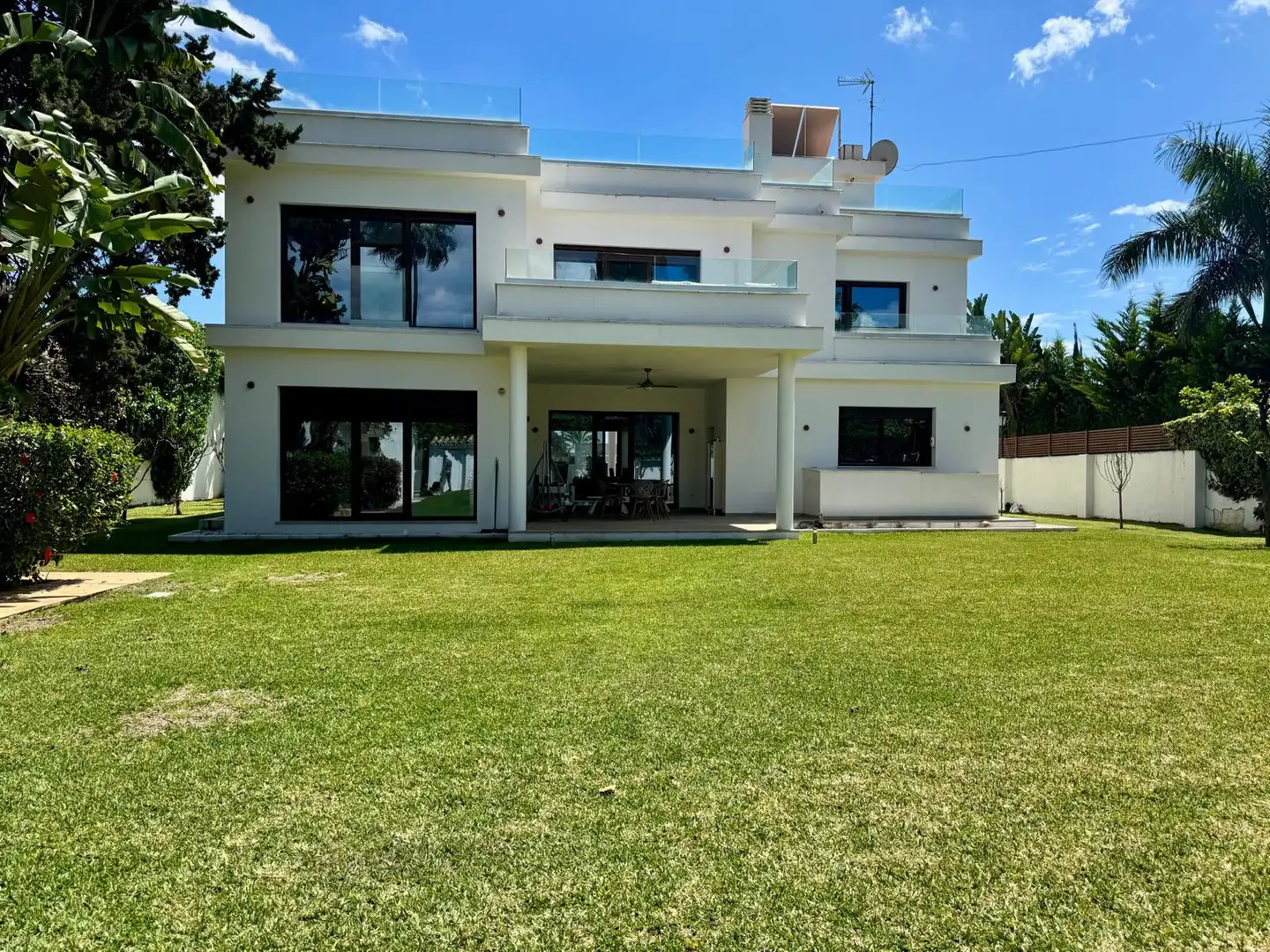 Vista exterior de Casa o xalet de lloguer en Marbella amb Aire condicionat, Calefacció i Jardí privat