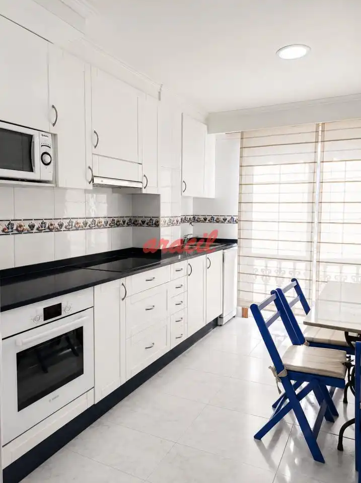 Cuina de Apartament de lloguer en Ourense Capital  amb Calefacció, Moblat i Balcó